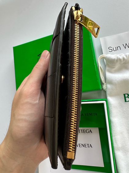 Bottega Veneta Medium Cassette Bi-Fold Zip Wallet รูปที่ 4