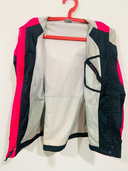 เสื้อแจ็คเก็ต Columbia แท้ 💯size M lady อก 20.5  ยาว 26.5 สภาพใหม่มาก สีชมพูสด รายละเอียดดี เทลสวย มีที่คลุมหัวครับ รูปที่ 12