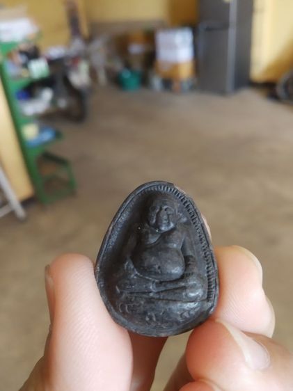 พระเนื้อผงแร่เหล็กน้ำพี้รูปทรงกลม(พระสังกัจจายน์(เนื้อดำสนิท)(พระหลวงพ่อนิยม)(วัดป่าหลักร้อย)(จังหวัดนครราชสีมา))พระบ้านพระเครื่องรางของมงคล รูปที่ 4