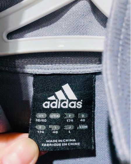 เสื้อวอร์มสีเทาแถบแขน แบรนด์ addidas รูปที่ 4
