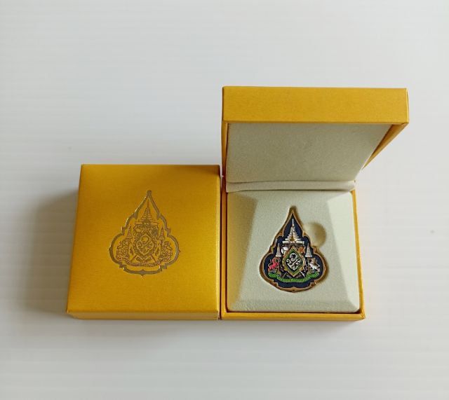 เหรียญไทย เข็มที่ระลึกตราสัญลักษณ์พระราชพิธีบรมราชาภิเษก รัชกาล​ที่​ 10

