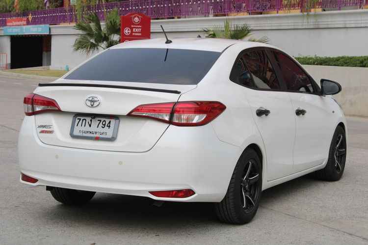 Toyota Yaris ATIV 2017 1.2 J Sedan เบนซิน ไม่ติดแก๊ส เกียร์อัตโนมัติ ขาว รูปที่ 2