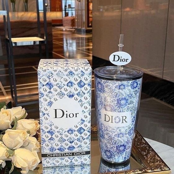 แก้วน้ำ Dior พร้อมหลอด งานพลาสติกหนา เก็บร้อน เย็นได้ ขนาด 750 ml.