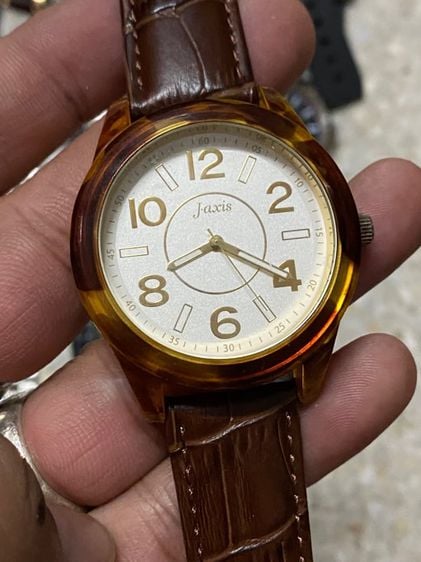 นาฬิกายี่ห้อ J AXIS  ควอทซ์ ของแท้มือสอง เรือนพลาสติกลายกระ ใหญ่ สายเปลี่ยนมาใหม่  650฿