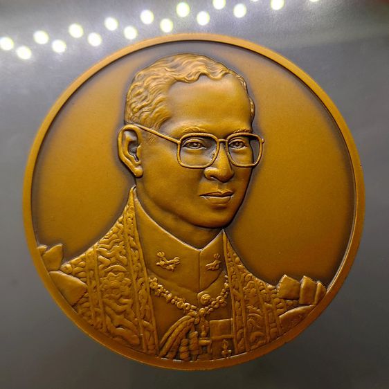 เหรียญทองแดงรมดำ ขนาด 7 เซน ที่ระลึกพิธีเปิดที่ทำการศาลรัฐธรรมนูญ พร้อมกล่องไม้เดิม พ.ศ.2543 รูปที่ 2