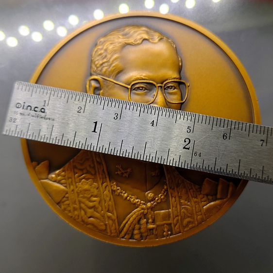 เหรียญทองแดงรมดำ ขนาด 7 เซน ที่ระลึกพิธีเปิดที่ทำการศาลรัฐธรรมนูญ พร้อมกล่องไม้เดิม พ.ศ.2543 รูปที่ 5