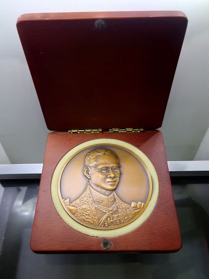 เหรียญไทย เหรียญทองแดงรมดำ ขนาด 7 เซน ที่ระลึกพิธีเปิดที่ทำการศาลรัฐธรรมนูญ พร้อมกล่องไม้เดิม พ.ศ.2543