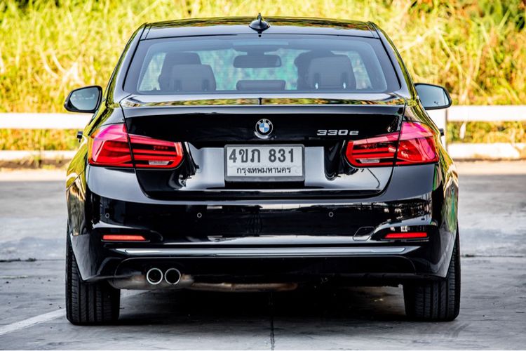 BMW Series 3 2017 330e Sedan เบนซิน ไม่ติดแก๊ส เกียร์อัตโนมัติ ดำ รูปที่ 4