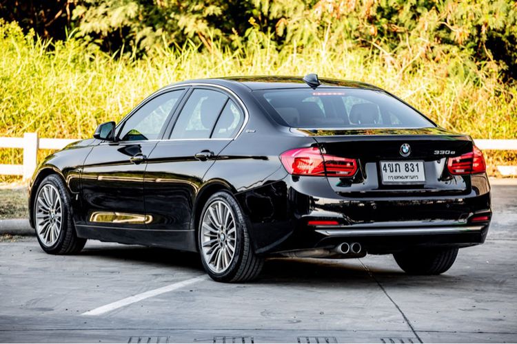 BMW Series 3 2017 330e Sedan เบนซิน ไม่ติดแก๊ส เกียร์อัตโนมัติ ดำ รูปที่ 3