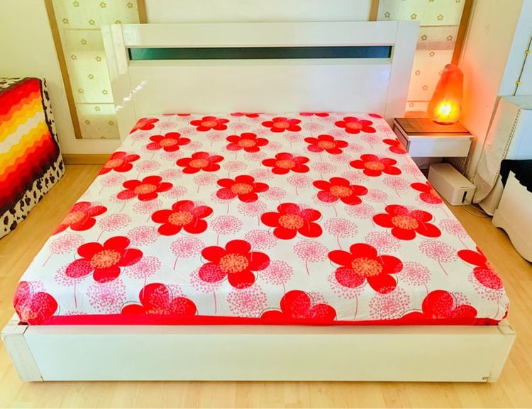 ผ้าปูที่นอนรัดมุม (แบบหนา) ขนาด 6-6.5ฟุต สีขาวลายดอกวินเทจสีแดง (สภาพใหม่) มือสองสภาพดี สินค้าญี่ปุ่น-เกาหลีแท้