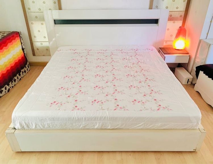 ผ้าปูที่นอนรัดมุม (แบบหนา) ขนาด 6-6.5ฟุต สีขาวปักลายดอกวินเทจสีชมพูทั้งผืน ด้านบนมีระบาย สไตล์วินเทจ มือสองขายตามสภาพ