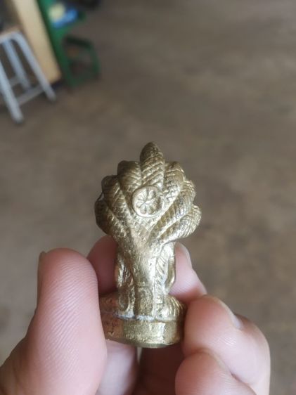 พระเนื้อทองเหลือง(พระรูปหล่อพระเกจิหลังพระปางนาคปรก(ไม่ทราบพระเกจิที่สร้าง)(ไม่ทราบที่มา)(ไม่ทราบรุ่นและอายุ))พระบ้านพระเครื่องรางของมงคล รูปที่ 7