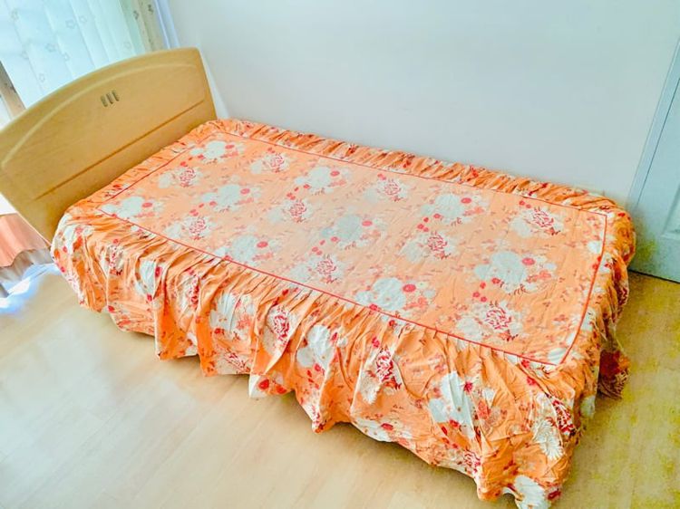 ผ้าระบายขอบเตียง ผ้าคลุมเตียง (กระโปรงเตียง) หรือผ้าปูโต๊ะ คลุมเฟอร์นิเจอร์ ขนาด 2.5-3ฟุต สีส้มลายดอก มีระบายรอบด้าน มือสองขายตามสภาพ สินค้าญี่ปุ่น-เกาหลีแท้