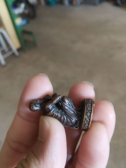 พระเนื้อทองแดงรมดำ(พระรูปหล่อเอกลักษณ์พระหลวงพ่อคูณปริสุทโธวัดบ้านไร่(จังหวัดนครราชสีมา)(ไม่ทราบรุ่น))พระเครื่องรางของมงคลพระบ้าน รูปที่ 11