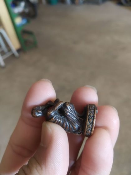 พระเนื้อทองแดงรมดำ(พระรูปหล่อเอกลักษณ์พระหลวงพ่อคูณปริสุทโธวัดบ้านไร่(จังหวัดนครราชสีมา)(ไม่ทราบรุ่น))พระเครื่องรางของมงคลพระบ้าน รูปที่ 12