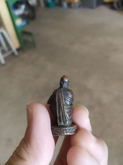 พระเนื้อทองแดงรมดำ(พระรูปหล่อเอกลักษณ์พระหลวงพ่อคูณปริสุทโธวัดบ้านไร่(จังหวัดนครราชสีมา)(ไม่ทราบรุ่น))พระเครื่องรางของมงคลพระบ้าน รูปที่ 7