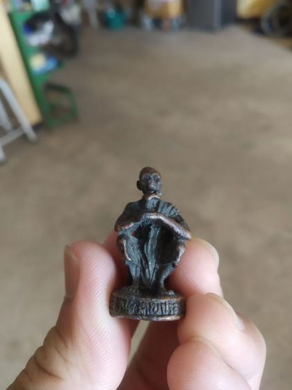 พระเนื้อทองแดงรมดำ(พระรูปหล่อเอกลักษณ์พระหลวงพ่อคูณปริสุทโธวัดบ้านไร่(จังหวัดนครราชสีมา)(ไม่ทราบรุ่น))พระเครื่องรางของมงคลพระบ้าน รูปที่ 4