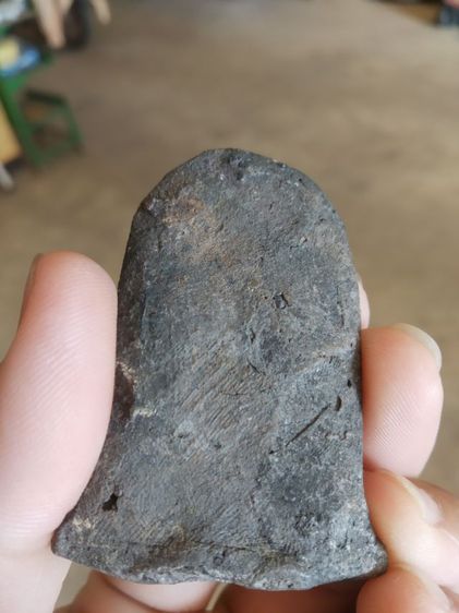 พระเนื้อดินผสมผงพิมพ์ใหญ่(พระพิมพ์พระยอดขุนพลพิมพ์ใหญ่ทรงปรกโพธิ์(ไม่ทราบพระเกจิที่สร้าง)(ไม่ทราบอายุและรุ่น))พระบ้านพระเครื่องรางของมงคล รูปที่ 5