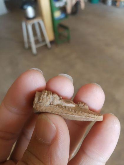 พระเนื้อดินพิมพ์กลาง(พระลือหน้ายักษ์หลังเรียบ(ไม่ทราบพระเกจิที่สร้าง)(ไม่ทราบที่มา))พระบ้านพระเครื่องรางของมงคล รูปที่ 12