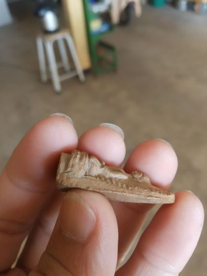 พระเนื้อดินพิมพ์กลาง(พระลือหน้ายักษ์หลังเรียบ(ไม่ทราบพระเกจิที่สร้าง)(ไม่ทราบที่มา))พระบ้านพระเครื่องรางของมงคล รูปที่ 11