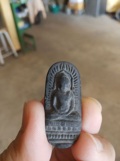 พระเนื้อผงผสมว่านดำ(พระพิมพ์พระซุ้มนครโกษาหลังลายผ้า(พระหลวงพ่อสร้าง)(วัดสำปะซิว)(จังหวัดสุพรรณบุรี))พระบ้านพระเครื่องรางของมงคล รูปที่ 4