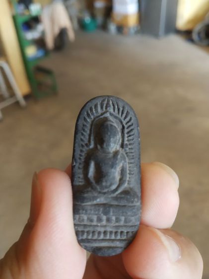 พระเนื้อผงผสมว่านดำ(พระพิมพ์พระซุ้มนครโกษาหลังลายผ้า(พระหลวงพ่อสร้าง)(วัดสำปะซิว)(จังหวัดสุพรรณบุรี))พระบ้านพระเครื่องรางของมงคล รูปที่ 2