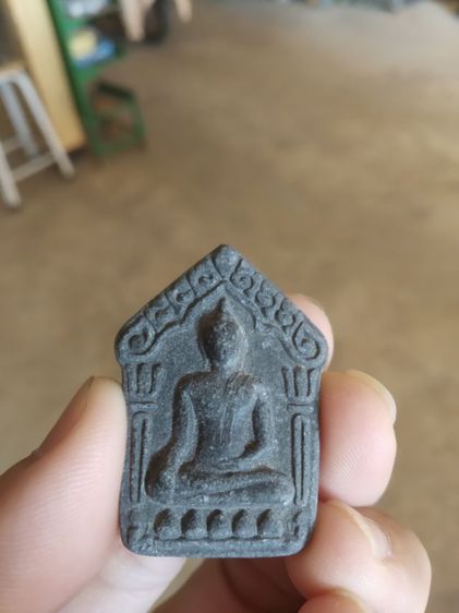 พระเนื้อผงผสมว่าน(พระขุนแผนหลังพระแม่ธรณีบีบมวยผมวัดทรงเสวย(เนื้อออกดำ)(ชัยนาท))พระบ้านพระเครื่องรางของมงคล รูปที่ 5