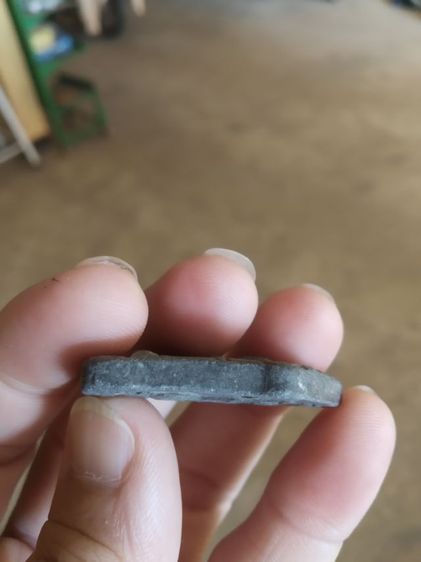 พระเนื้อผงผสมว่าน(พระขุนแผนหลังพระแม่ธรณีบีบมวยผมวัดทรงเสวย(เนื้อออกดำ)(ชัยนาท))พระบ้านพระเครื่องรางของมงคล รูปที่ 10