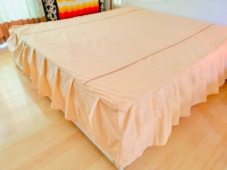 ผ้าระบายขอบเตียง ผ้าคลุมเตียง (กระโปรงเตียง) หรือผ้าปูที่นอน (แบบหนา) ขนาด 5.5-6ฟุต เอิร์ธโทนสีน้ำตาล ด้านล่างปักลาย Minerva (สภาพใหม่)