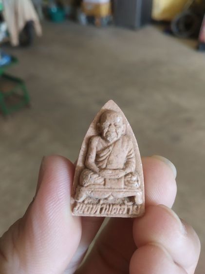 พระเนื้อดิน(พระหลวงพ่อท่านคล้ายวัดสวนขัน(จังหวัดนครศรีธรรมราช)(รุ่นฉลองสิริราชสมบัติ50ปี))พระบ้านพระเครื่องรางของมงคลปี2539 รูปที่ 2