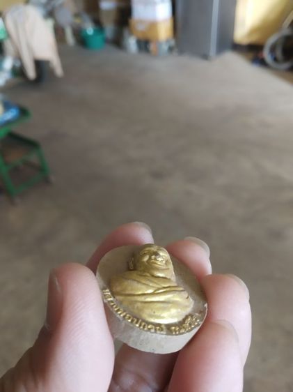 พระผงผสมว่านรูปทรงกลม(พระรูปเหมือนพระหลวงพ่อปกรณ์(กันตรีโร)วัดถ้ำผาแดง(รุ่นสร้างบารมี)(สกลนคร))ถ้าบ้านพักเครื่องรางของมงคลปี2559 รูปที่ 15