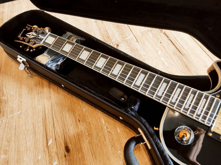 กีต้าร์ไฟฟ้า Gibson LP สีดำ พร้อมกล่อง สภาพ 95เปอร์เซ็นต์ ราคา 9,800บาท รูปที่ 5