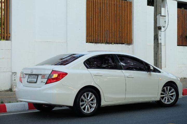 Honda Civic 2012 1.8 S i-VTEC Sedan เบนซิน ไม่ติดแก๊ส เกียร์อัตโนมัติ ขาว รูปที่ 3