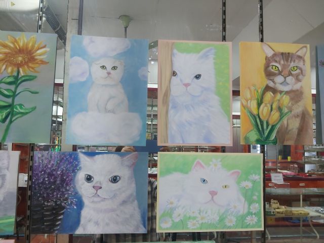 ภาพวาดน้องแมวขาวกับดอกไม้ สีชอล์คน้ำมันบนกระดาษขนาด a4 รูปที่ 2