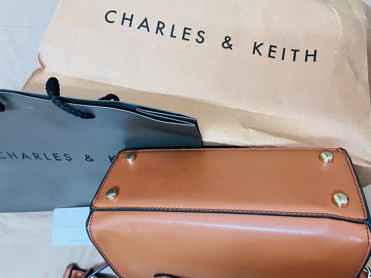 CHARLES and KEITH ส่งต่อ กระเป๋าสะพายทรงหมอนสีน้ำตาล Bags. Brown mid sized top handle bag featuring zipper closure รูปที่ 9