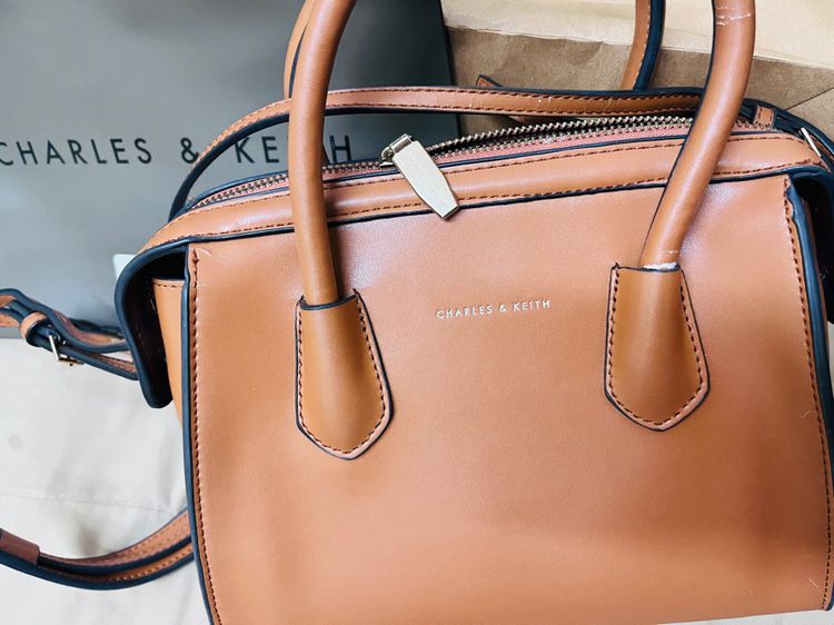 CHARLES and KEITH ส่งต่อ กระเป๋าสะพายทรงหมอนสีน้ำตาล Bags. Brown mid sized top handle bag featuring zipper closure รูปที่ 7