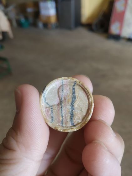 พระเนื้อผงน้ำมันสายรุ้งรูปทรงกลม(รัชกาลที่ห้าหลังครุฑออกวัดหนองจระเข้(ปราจีนบุรี))พระบ้านพระเครื่องรางของมงคล รูปที่ 4