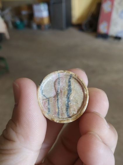 พระเนื้อผงน้ำมันสายรุ้งรูปทรงกลม(รัชกาลที่ห้าหลังครุฑออกวัดหนองจระเข้(ปราจีนบุรี))พระบ้านพระเครื่องรางของมงคล รูปที่ 2