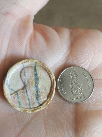 พระเนื้อผงน้ำมันสายรุ้งรูปทรงกลม(รัชกาลที่ห้าหลังครุฑออกวัดหนองจระเข้(ปราจีนบุรี))พระบ้านพระเครื่องรางของมงคล รูปที่ 17