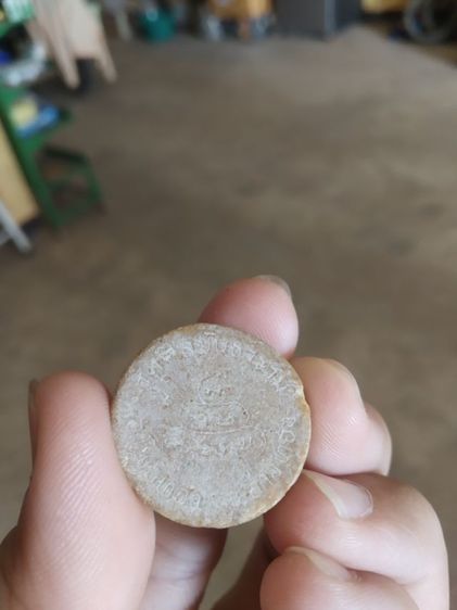 พระเนื้อผงจันทร์ลอยรูปทรงวงกลม(พระรูปเหมือนพระศีลขันโสภณ(สนิท)(วัดศีลขันธาราม)(เนื้อผงน้ำมัน)(จังหวัดอ่างทอง))พระบ้านพระเครื่องรางของมงคล รูปที่ 6