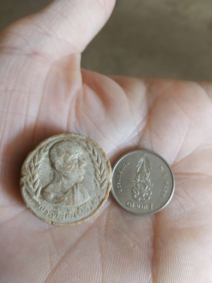 พระเนื้อผงจันทร์ลอยรูปทรงวงกลม(พระรูปเหมือนพระศีลขันโสภณ(สนิท)(วัดศีลขันธาราม)(เนื้อผงน้ำมัน)(จังหวัดอ่างทอง))พระบ้านพระเครื่องรางของมงคล รูปที่ 8