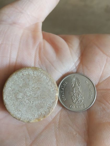 พระเนื้อผงจันทร์ลอยรูปทรงวงกลม(พระรูปเหมือนพระศีลขันโสภณ(สนิท)(วัดศีลขันธาราม)(เนื้อผงน้ำมัน)(จังหวัดอ่างทอง))พระบ้านพระเครื่องรางของมงคล รูปที่ 10