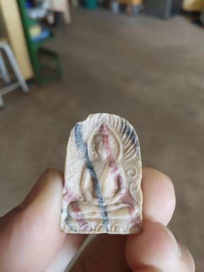 พระเนื้อผงน้ำมันสายรุ้ง(พระพิมพ์พระซุ้มกอสายรุ้งหลังยันต์(พระหลวงพ่อแช่มวัดโพธิ์อ้น)(จังหวัดสุพรรณบุรี))พระบ้านพระเครื่องรางของมงคล รูปที่ 4