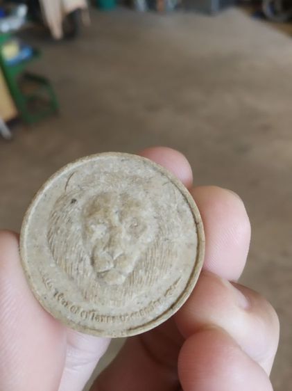 พระเนื้อผงน้ำมันพุทธคุณ(พระผงเจ้าพ่อสิงโตทอง(หน้ากากสิงห์)หลังเจ้าพ่อสิงโตทองพระหลวงพ่อโบสถ์น้อย(กรุงเทพมหานคร))พระบ้านพระเครื่องรางของมงคล รูปที่ 2