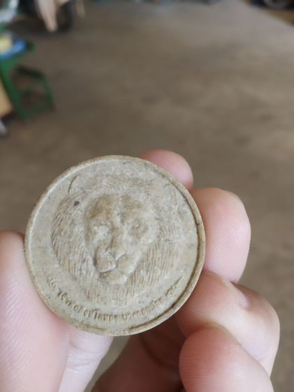 พระเนื้อผงน้ำมันพุทธคุณ(พระผงเจ้าพ่อสิงโตทอง(หน้ากากสิงห์)หลังเจ้าพ่อสิงโตทองพระหลวงพ่อโบสถ์น้อย(กรุงเทพมหานคร))พระบ้านพระเครื่องรางของมงคล รูปที่ 3