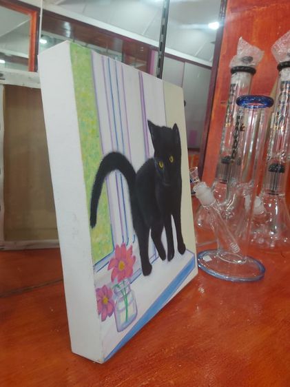 ภาพวาดน้องแมวดำและแจกันดอกไม้ สไตล์นาอีฟ
เทคนิคสีชอล์คน้ำมันบนผ้าใบแคนวาส ขอบหนา
ขนาด 25×30 cm. รูปที่ 2