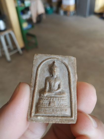 พระเนื้อผงน้ำมัน(พระพิมพ์พระพุทธมงคลหลังพระรูปเหมือนพระครูพลอย(วัดเขาซ่อนหม้อ)(จังหวัดสุพรรณบุรี))พระบ้านพระเครื่องรางของมงคล รูปที่ 3