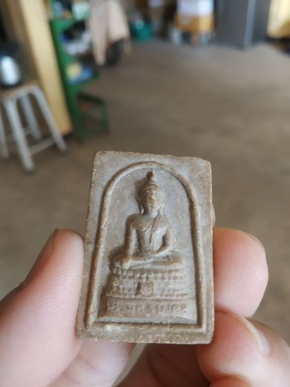 พระเนื้อผงน้ำมัน(พระพิมพ์พระพุทธมงคลหลังพระรูปเหมือนพระครูพลอย(วัดเขาซ่อนหม้อ)(จังหวัดสุพรรณบุรี))พระบ้านพระเครื่องรางของมงคล รูปที่ 4