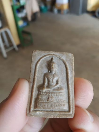 พระเนื้อผงน้ำมัน(พระพิมพ์พระพุทธมงคลหลังพระรูปเหมือนพระครูพลอย(วัดเขาซ่อนหม้อ)(จังหวัดสุพรรณบุรี))พระบ้านพระเครื่องรางของมงคล รูปที่ 2