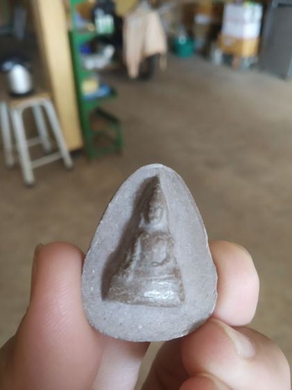 พระเนื้อดินผสมผงรูปทรงกลม(พระพิมพ์พระนางสำปะสิวหรือพระท่ามะปรางวัดสำปะซิว(รุ่นที่สาม)(จังหวัดสุพรรณบุรี))พระบ้านพระเครื่องรางของมงคล รูปที่ 2